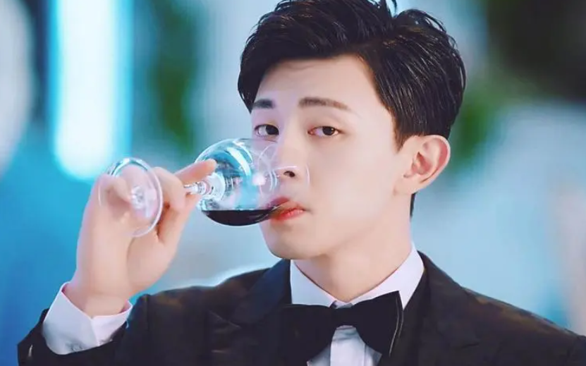 邓伦偷税1.06亿的背后，家庭背景也被扒出，高开低走比较可惜