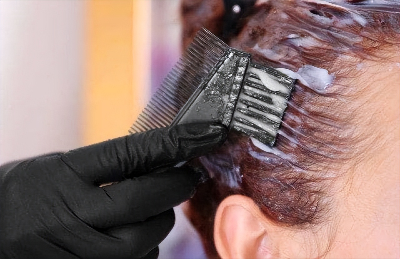 染发过程中如果出现头皮发红,疼痛,瘙痒以及断发增多等异常情况,要