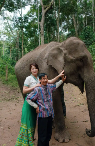 贫民窟女孩创业6年身价过亿，关掉公司陪七旬养父全国游，炒作？