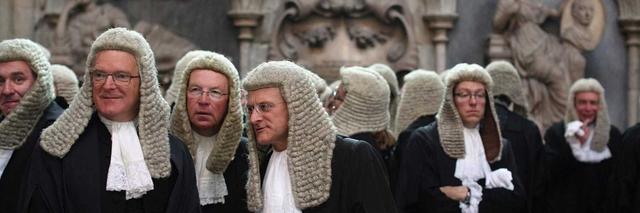 香港回归25年，这顶来自英国的假发戴着还有何意义？何不脱掉它？