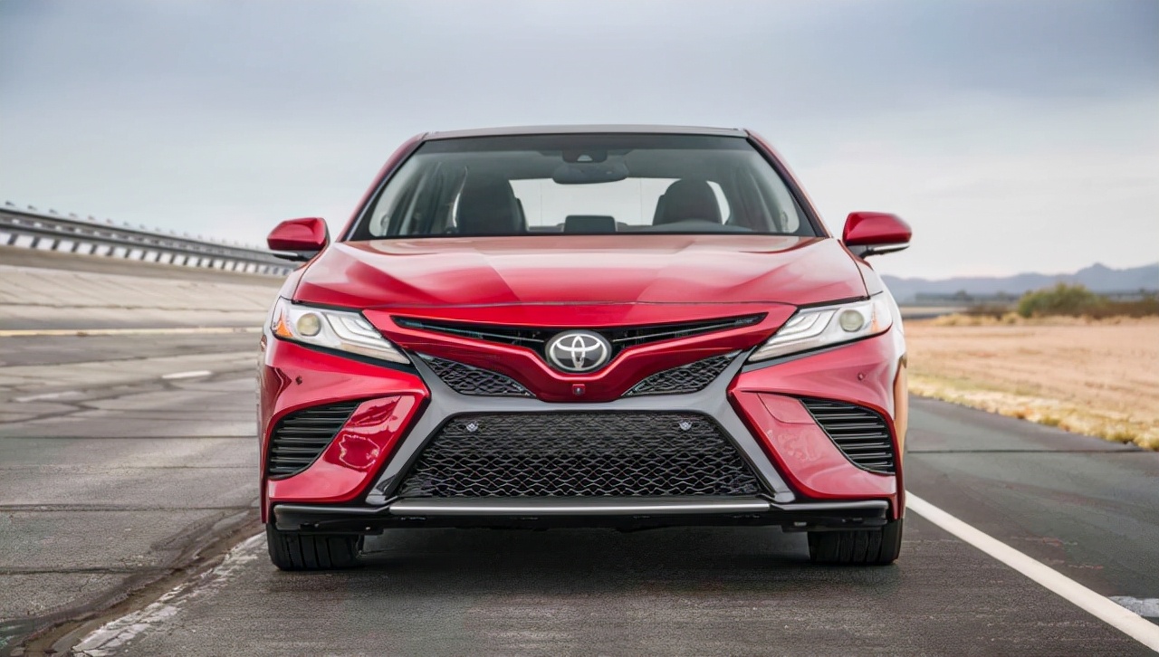 开完日产天籁，再试驾丰田凯美瑞，车主：深入对比一下就知道差距