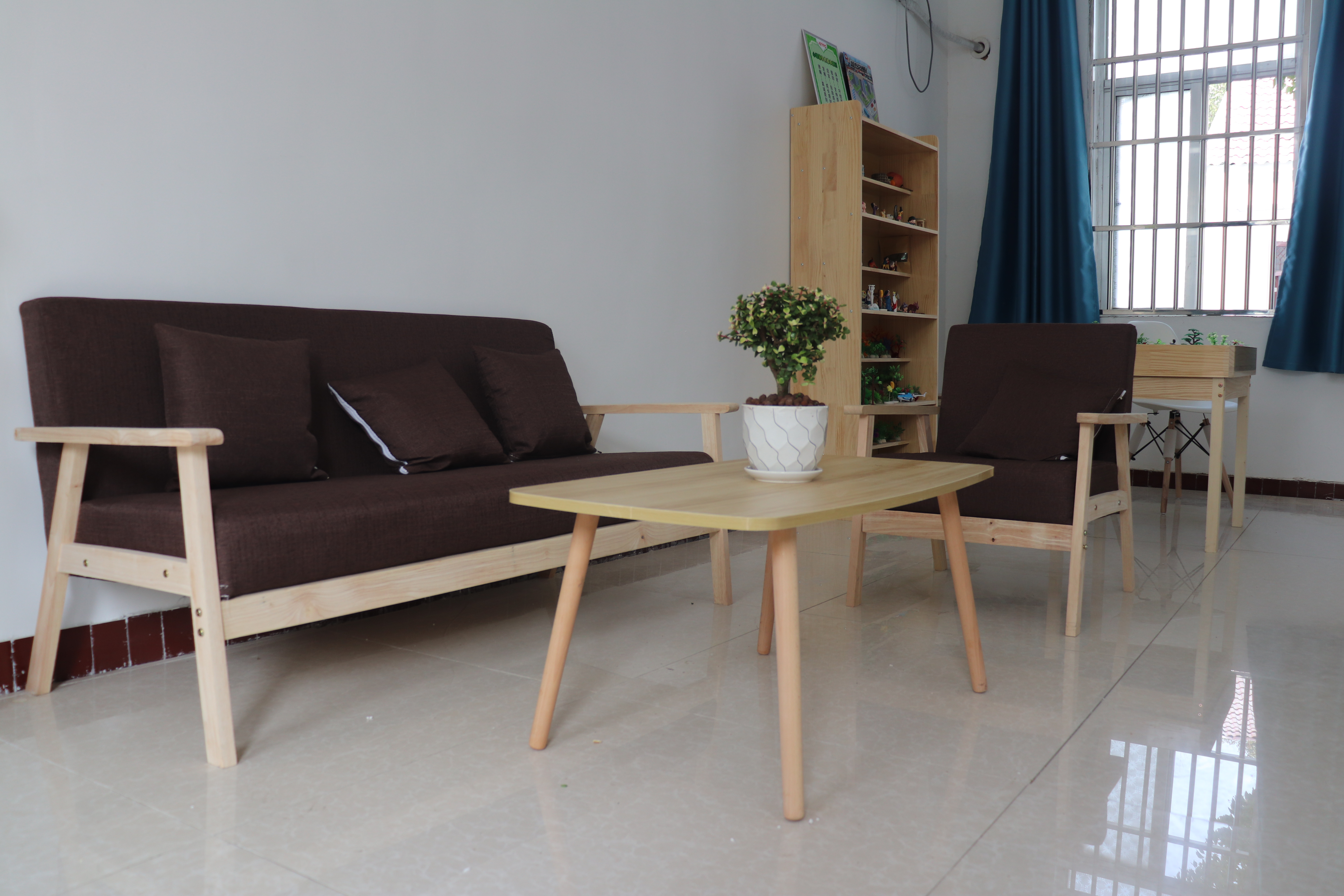 沉迷网瘾跳楼威胁父母，看封闭式叛逆孩子学校完美对策