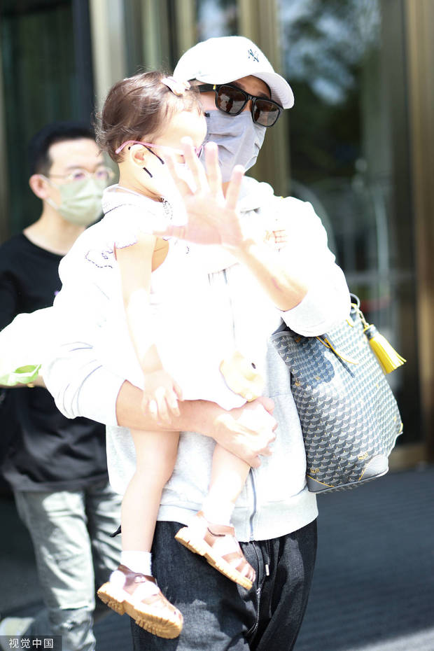 林峯抱女儿格格录制《披哥2》妻子张馨月陪伴左右