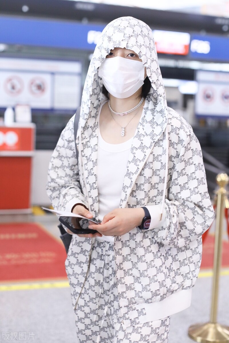 李斯丹妮连帽卫衣套装现身机场 酷酷女孩项链亮眼