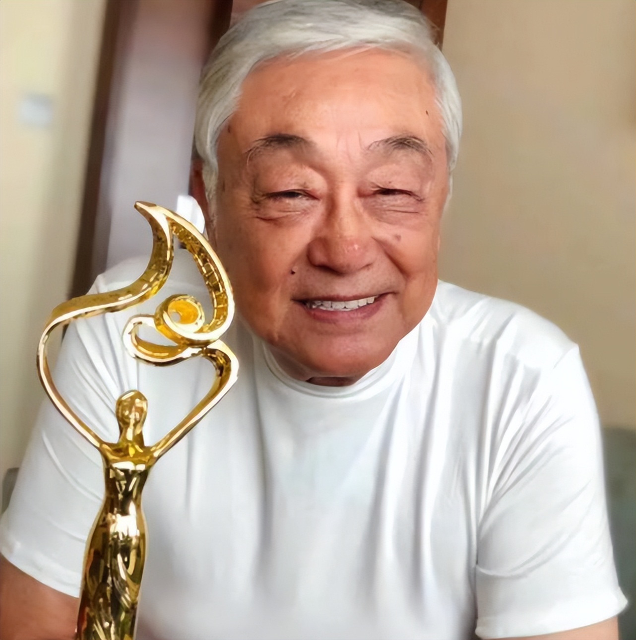 87岁曾江去世细节曝光，遗体从酒店转移，多位医护人员开卡车相送