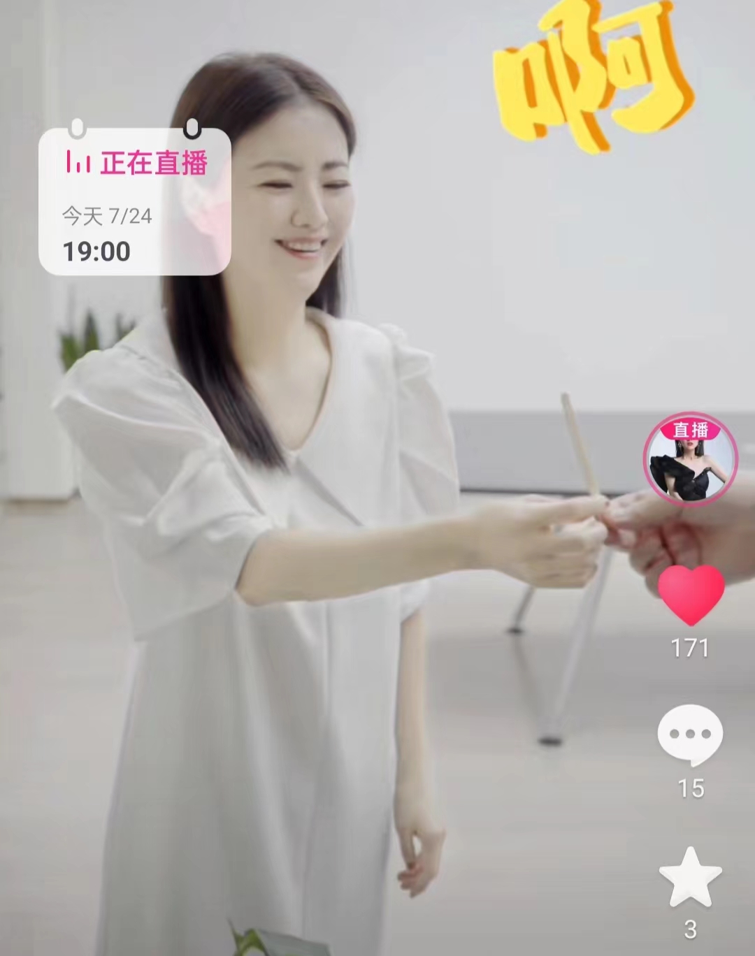 前央视主持经纬老公首曝光！一口东北话声音年轻，打情骂俏好恩爱