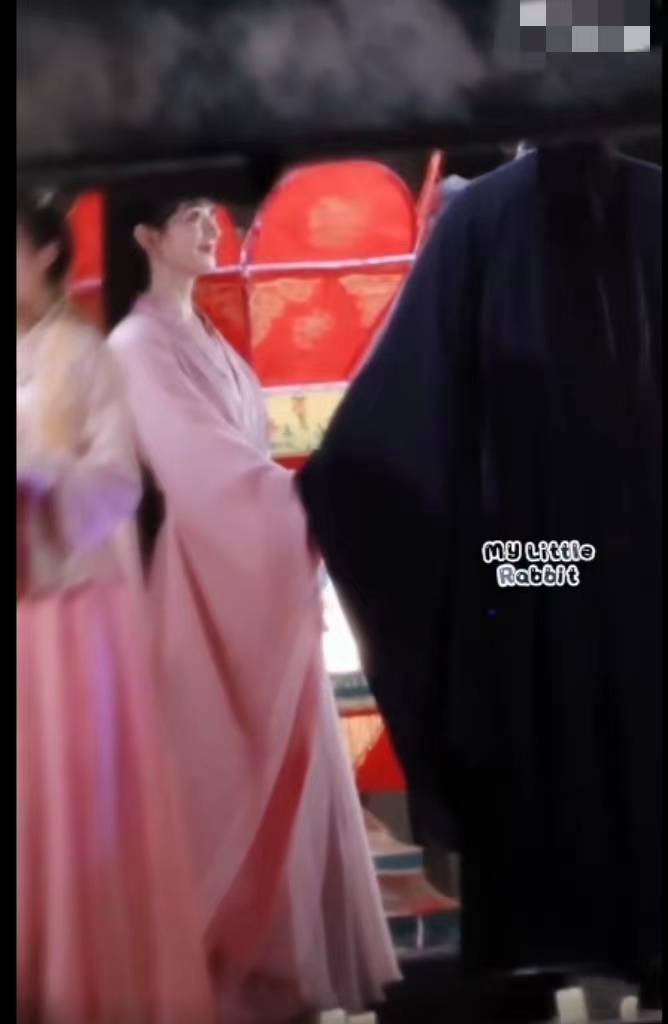 赵丽颖《与凤行》路透图曝出 粉色古装造型超甜