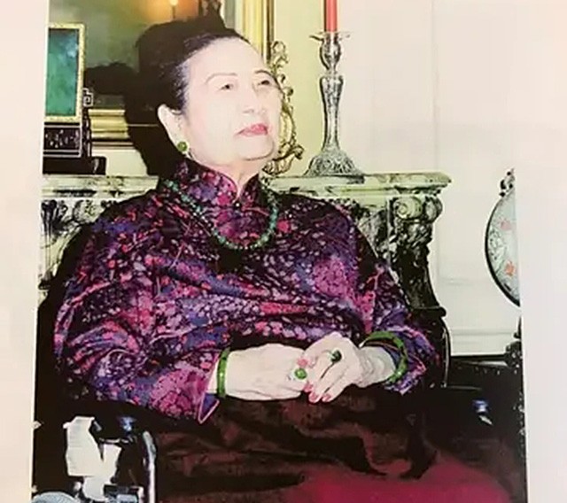 宋美龄的一对翡翠麻花手镯,在翡翠收藏界很有名,宋美龄1997年在自己