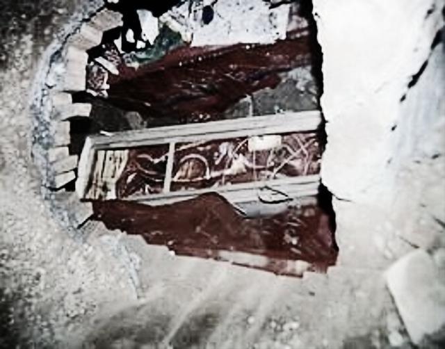 2004年，13岁女孩离奇失踪，被发现时身穿红衣躺在别人的坟墓中