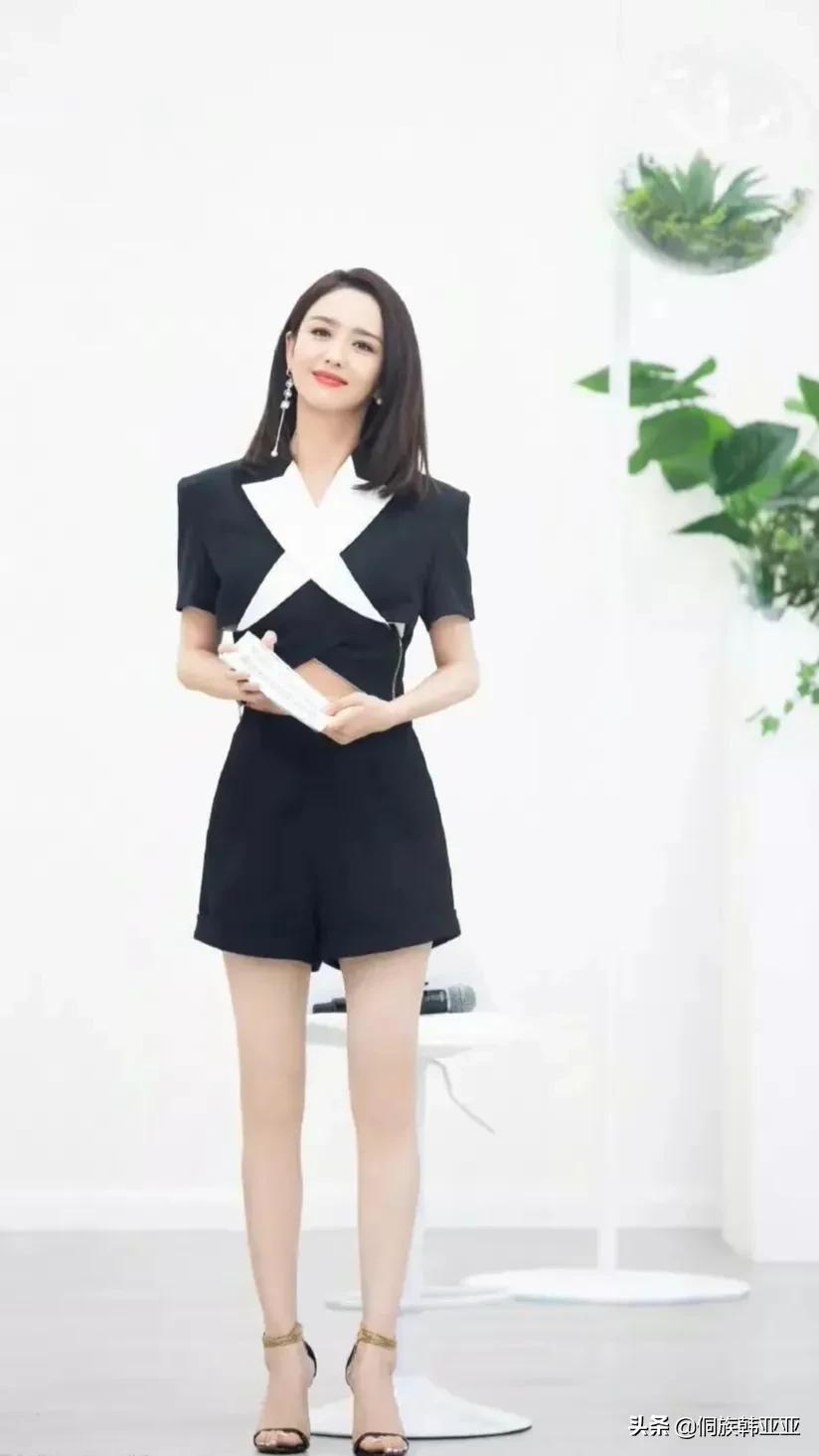 佟丽娅一身时尚穿搭，看起来真的很漂亮