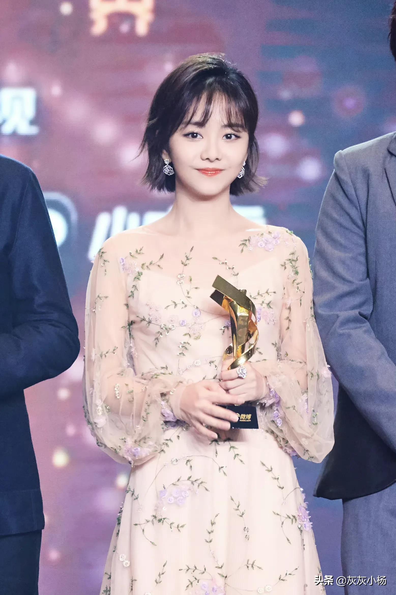 谭松韵，长裙娃娃脸，甜美可爱