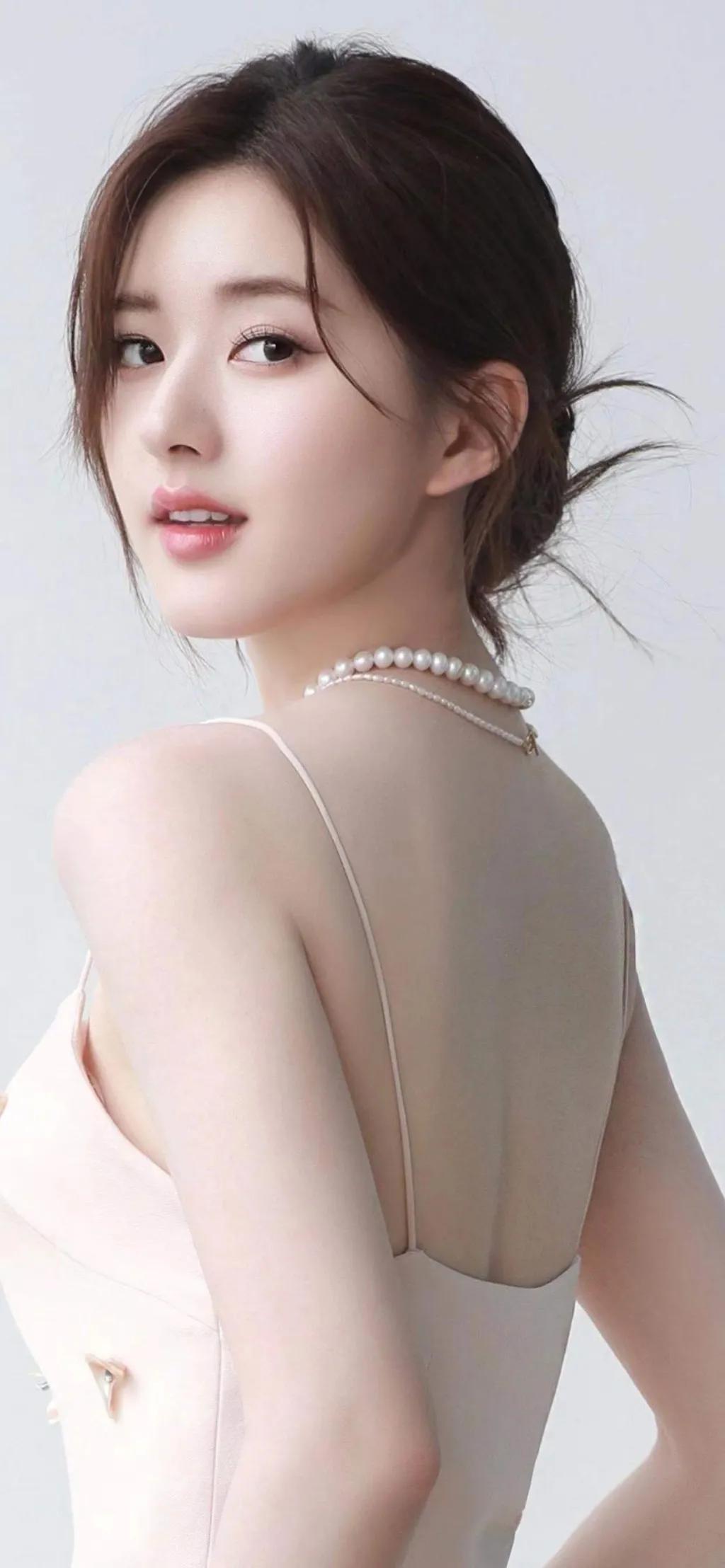 赵露思身穿一身白色珍珠吊带裙,中分盘发造型优雅贵气