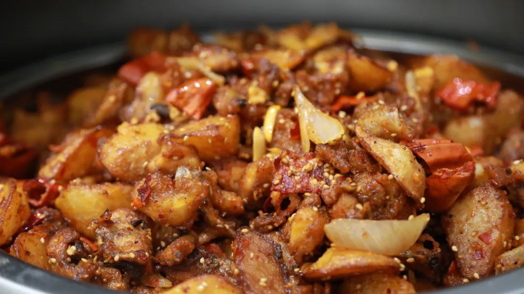 鹏飞职工食堂推出“三元五元”自助餐