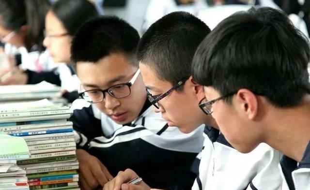 2009年，何川洋裸分全市第一，父亲为加分篡改民族，北大直接拒录