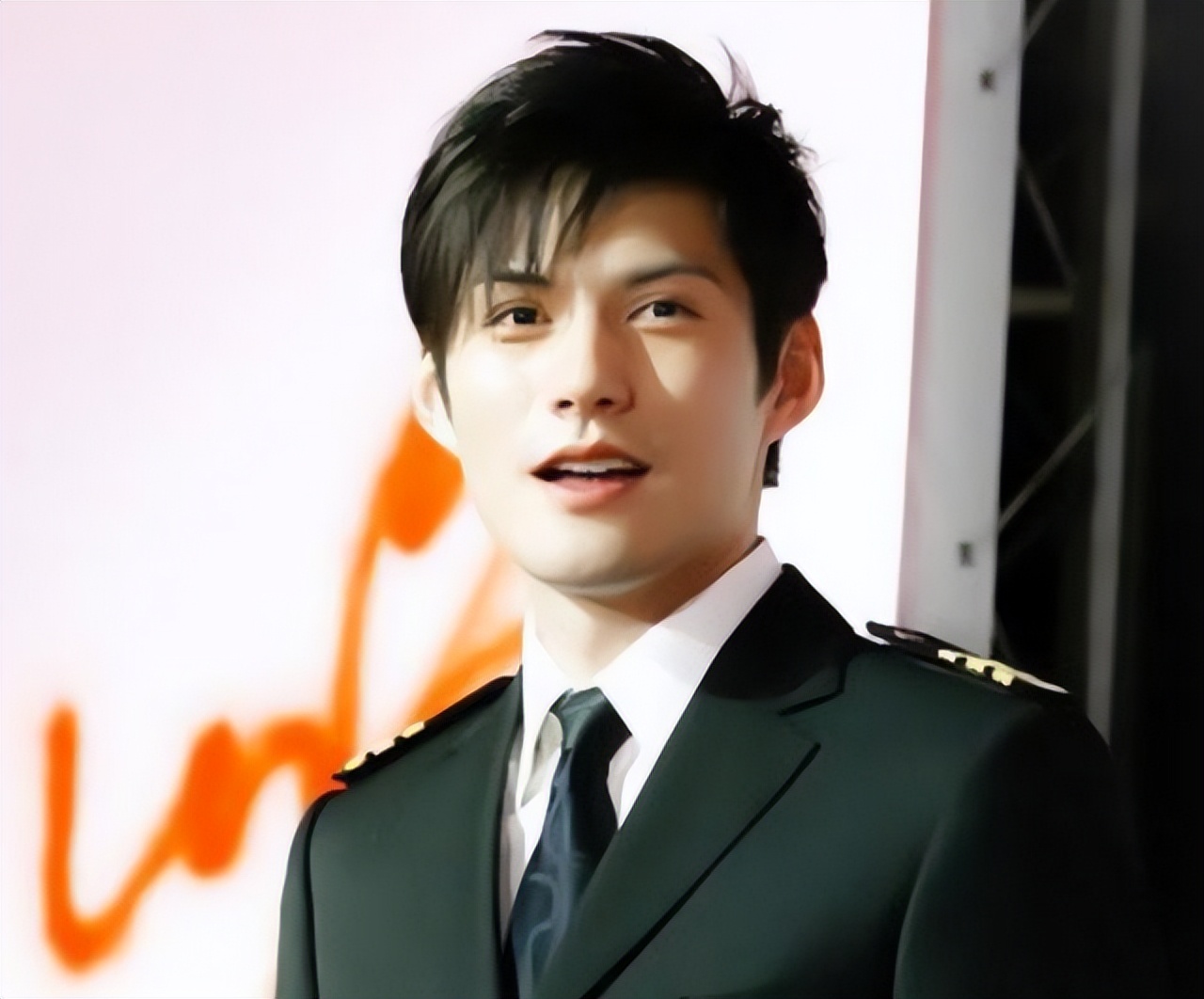 剑眉星目，风度翩翩，这10位男明星的长相，击中了国人审美