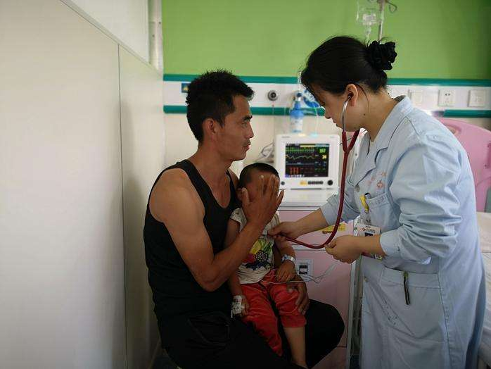 母亲精神病，弟弟脑瘫，安徽25岁女孩每天搂着弟弟睡觉，如今怎样