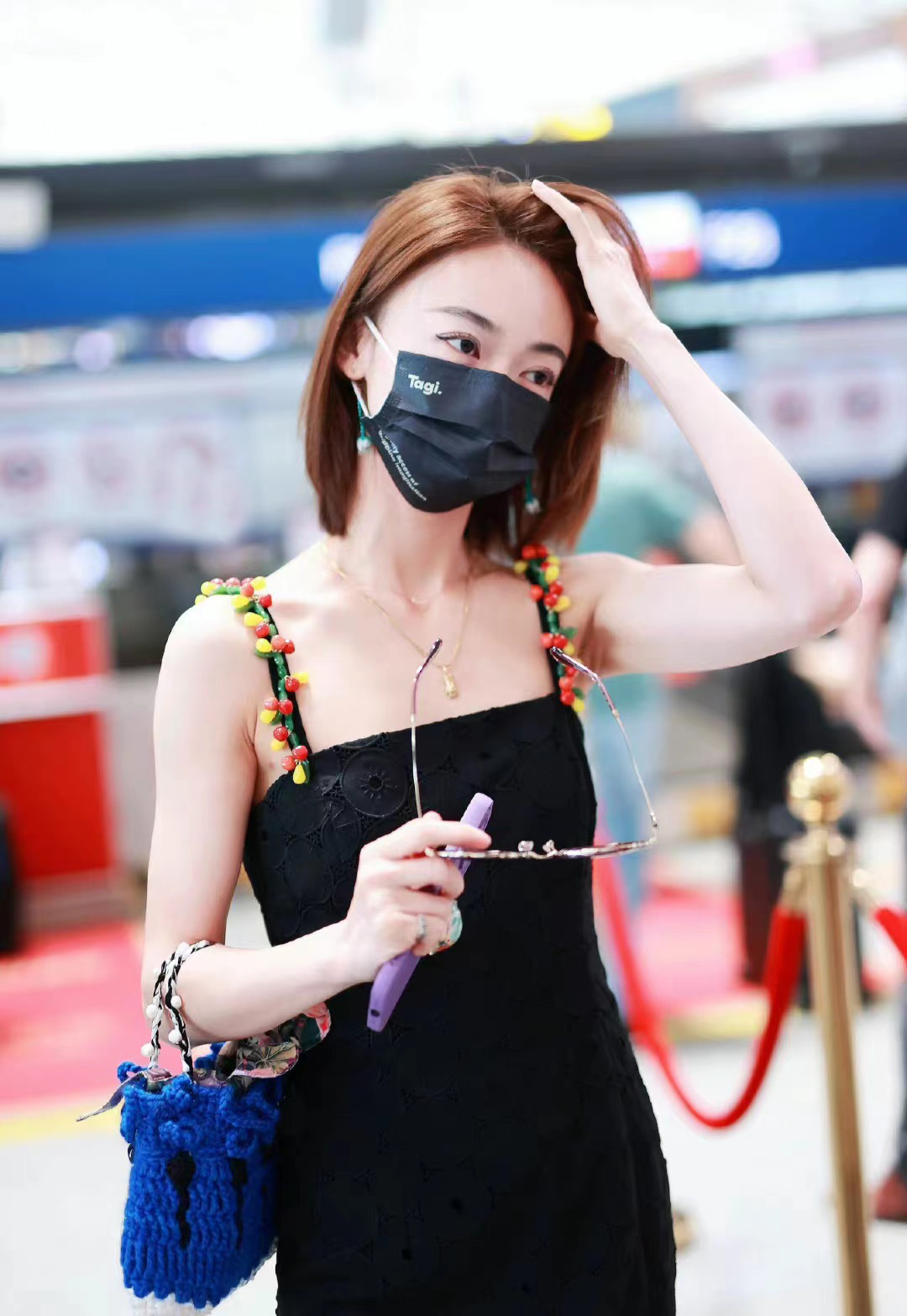 吴谨言黑色吊带连衣裙穿出多彩青春范儿，精致时尚，充满夏季氛围