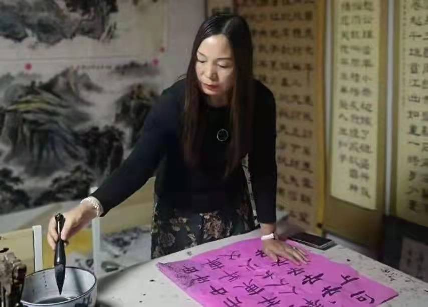 2021年艺术访谈人物——美女书法家冰凌