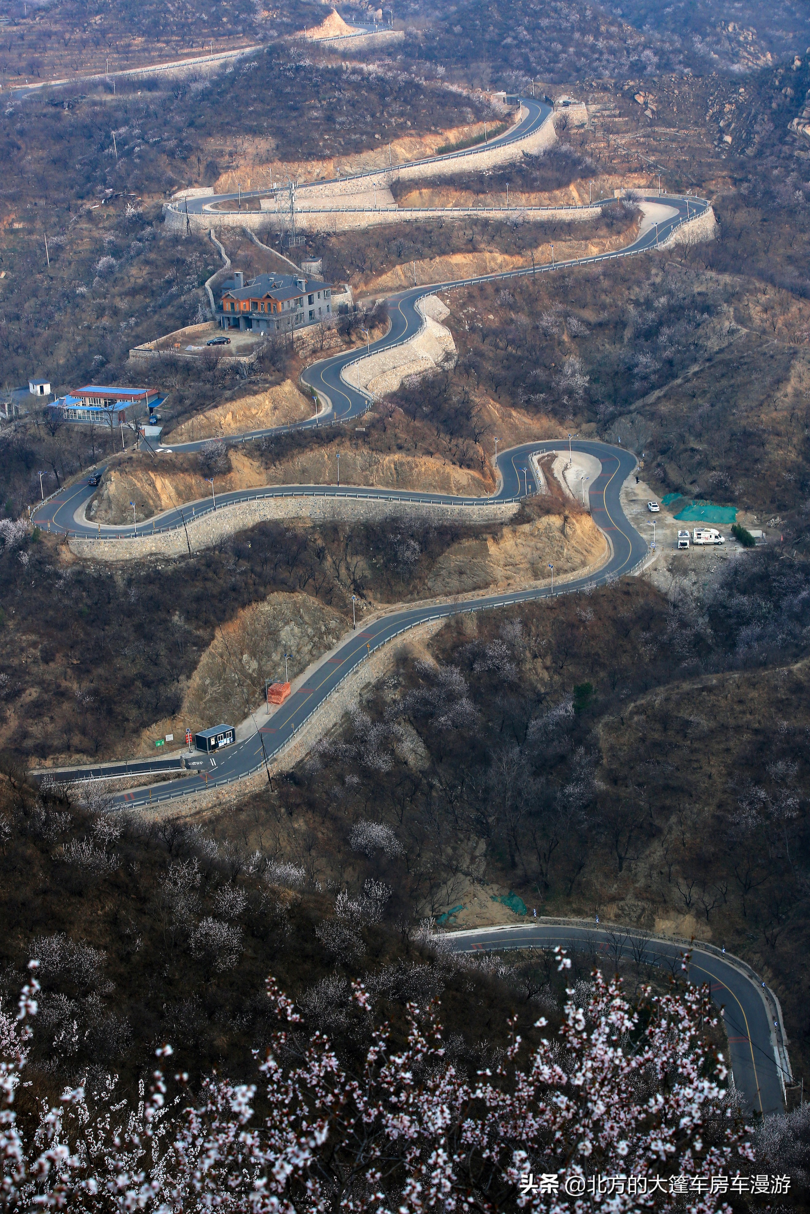 走过北京春天最美的盘山公路去那山桃花盛开的地方——龙泉峪长城