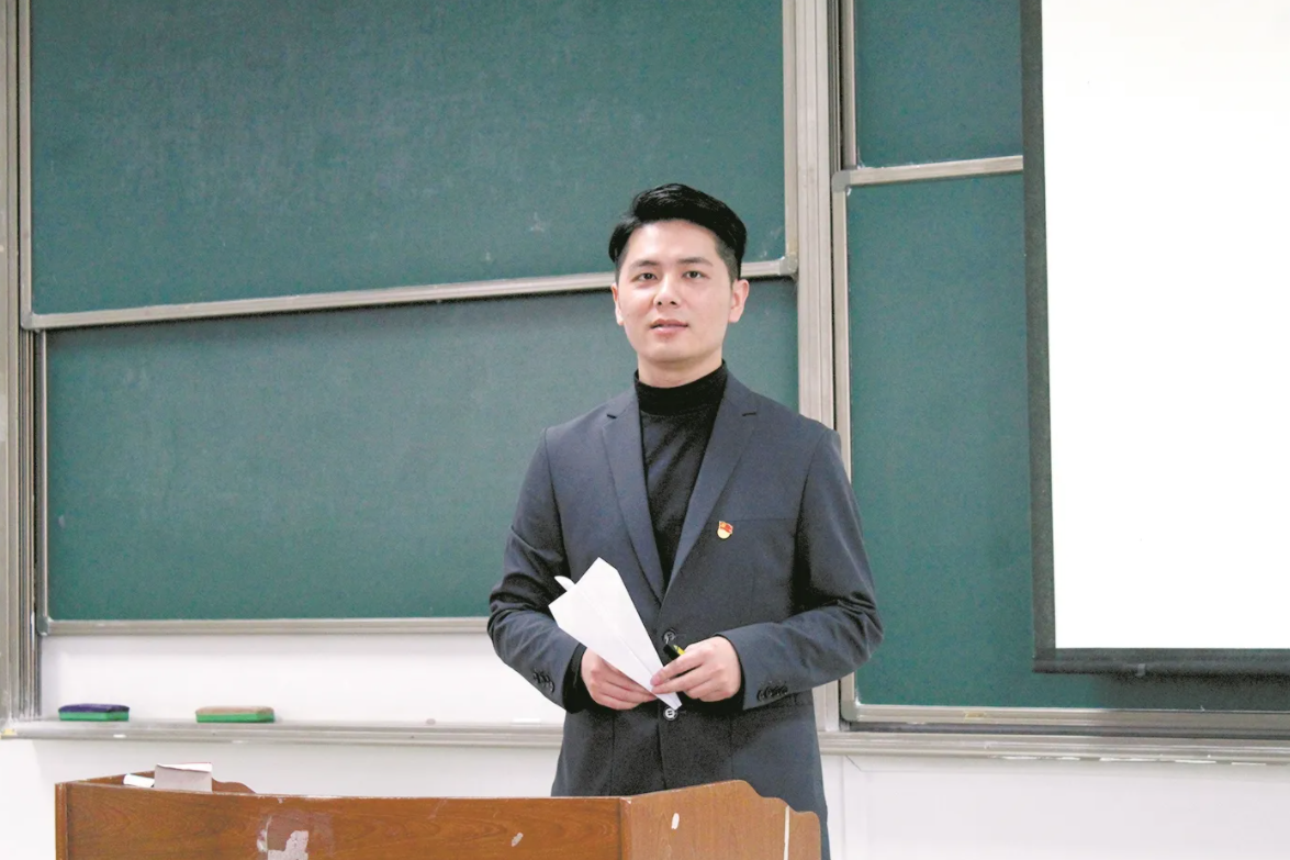 大学老师高薪又轻松？殊不知他才是最辛苦的，有些连铁饭碗都不是