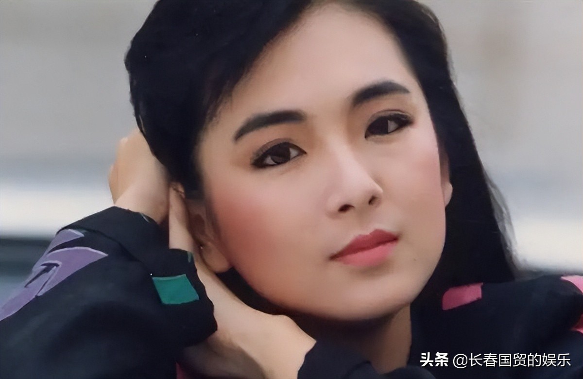 琼瑶剧经典女主近照，59岁肌肤白皙气质佳，淡出荧屏转行做茶馆