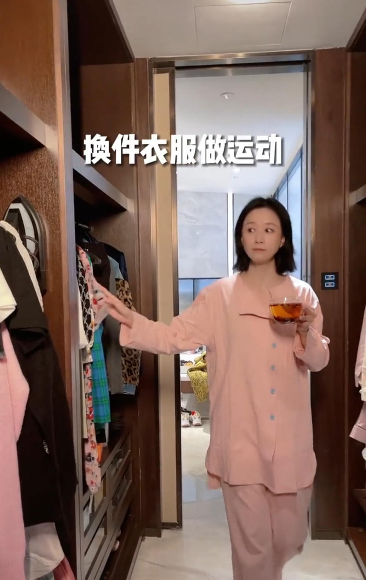 43岁倪虹洁自曝体重仅96斤，午饭吃一小碗鸡蛋羹，衣服多到数不清