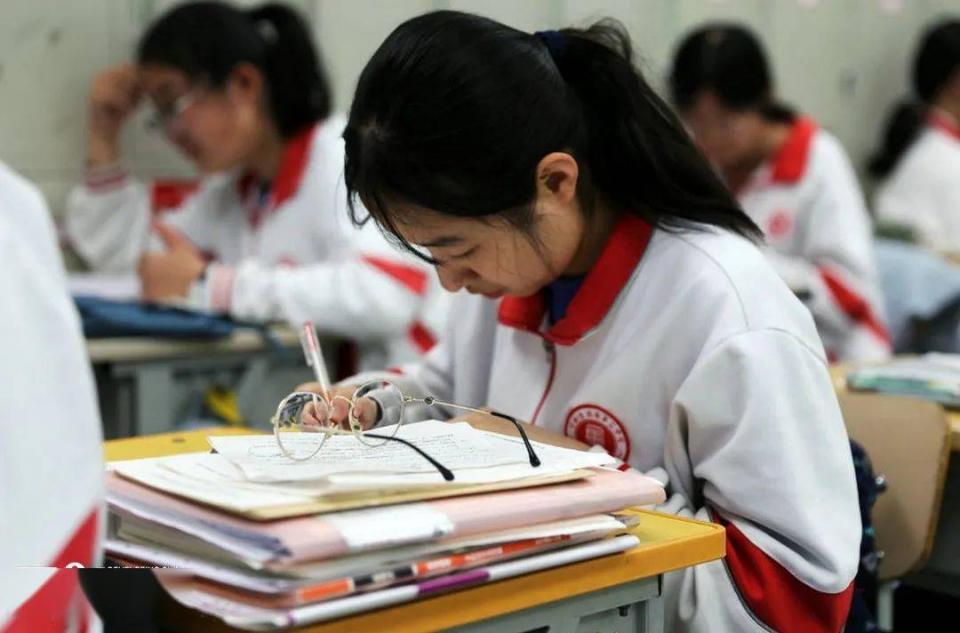 寒假最新通知：多省放假时间调整，元旦期末考试，一地重启网课