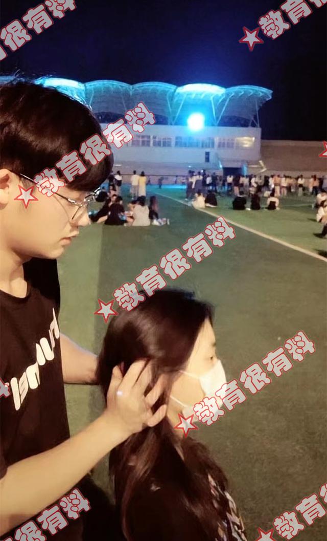 男大学生操场摆摊按摩，大量女学生慕名而来，网友：我可以免费