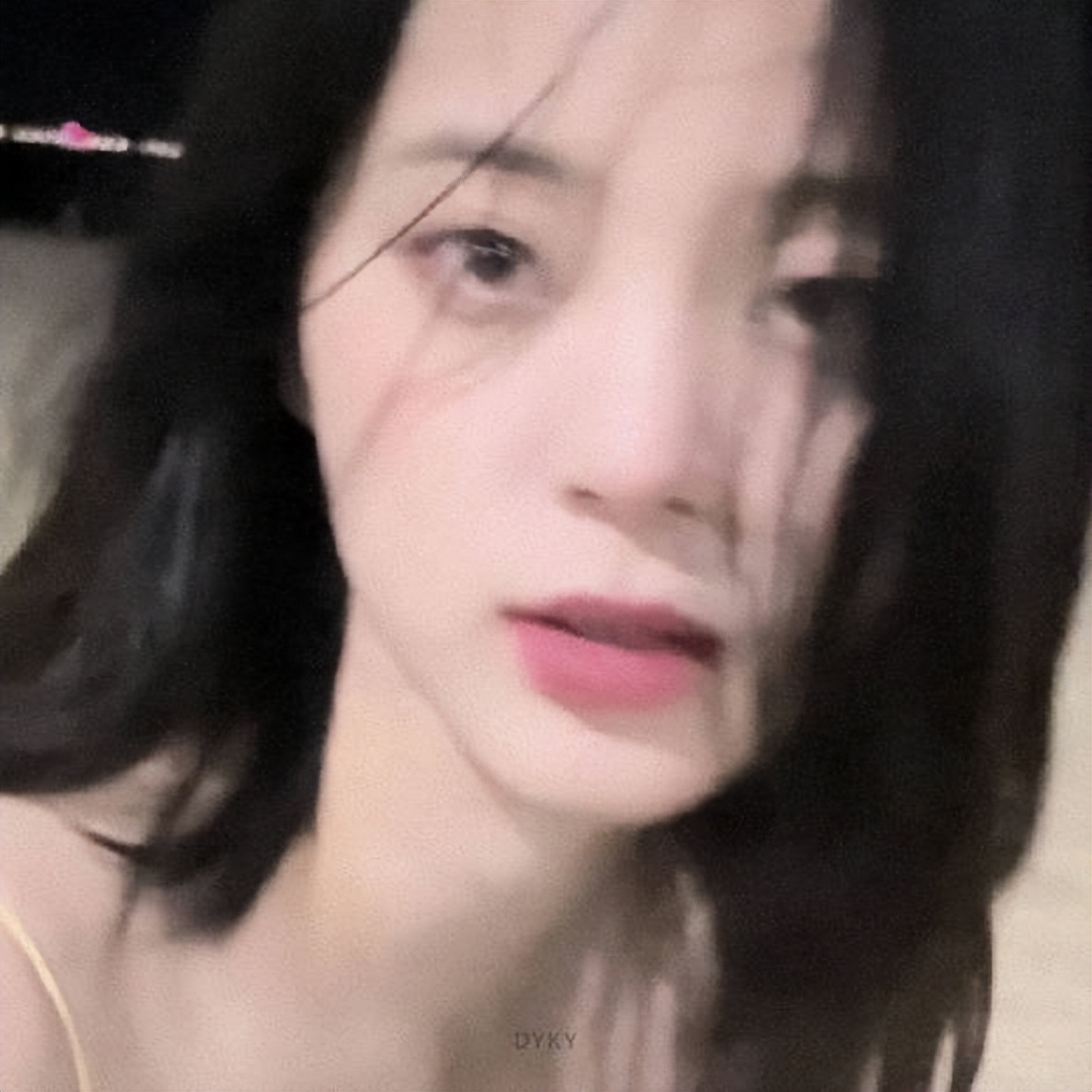 欧阳娜娜身穿吊带海边漫步自拍 明眸皓齿纯欲风满满