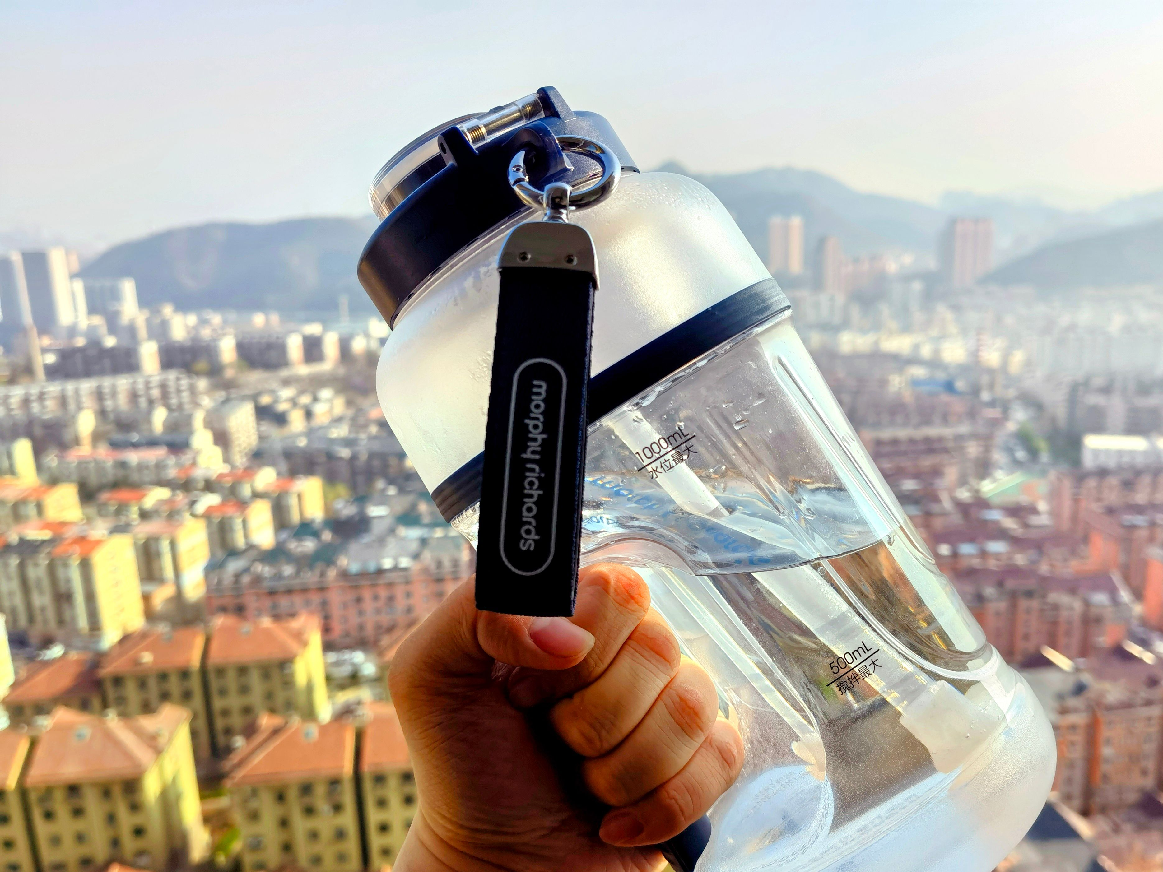 你見過能榨汁的噸噸桶嗎？-摩飛便攜榨汁桶開啟夏天果飲新姿勢