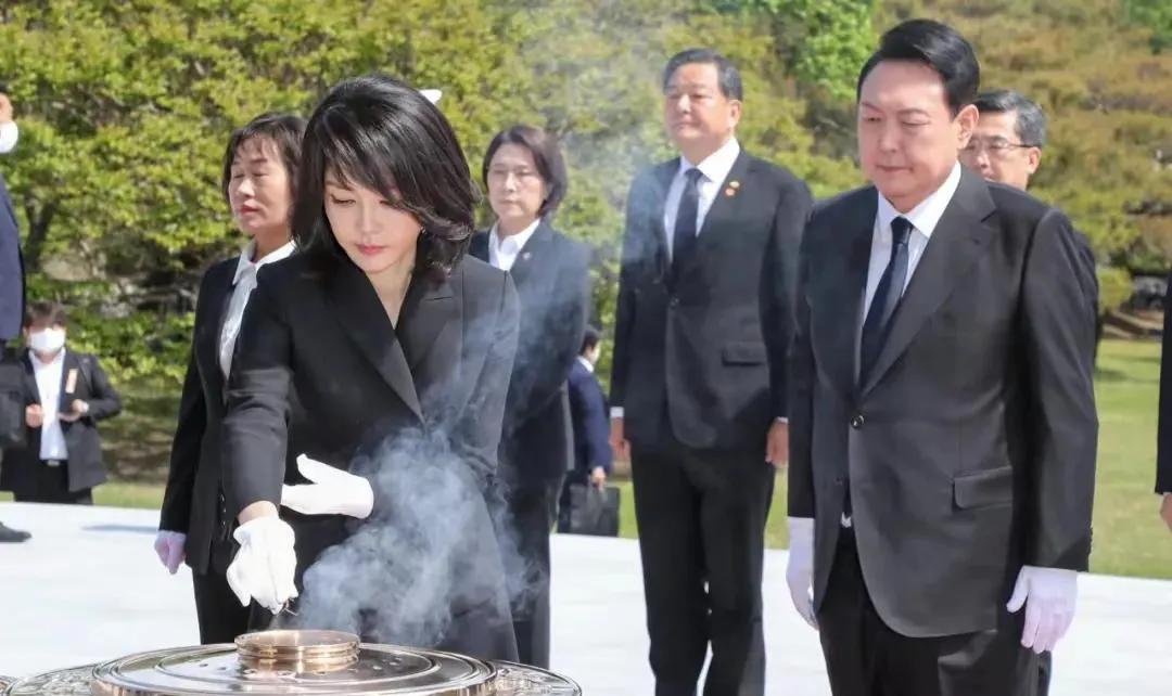 49岁的韩国第一夫人亮相，身材优越，颜值爆表，羡煞旁人