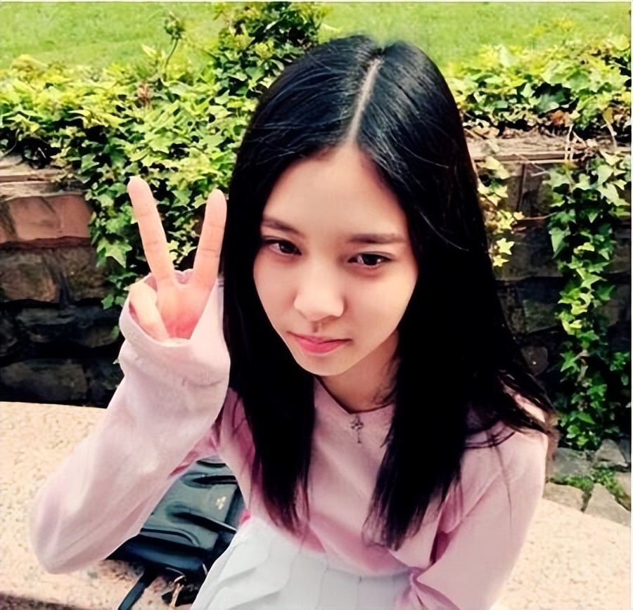 曾在JYP进出道组，后因膝盖受伤退出，参加内娱选秀圈粉无数