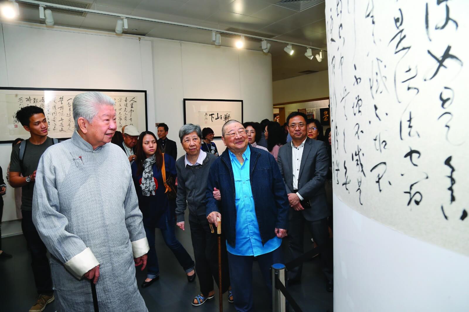倪匡离世，晚年悉心照顾脑退化太太：我剩下一口气也想留在她身边
