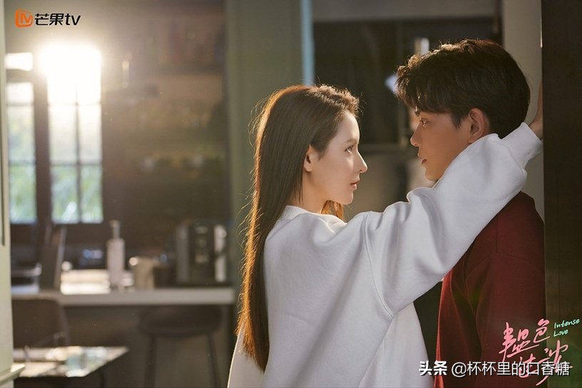 网推一集上瘾甜宠剧！《韫色过浓》首集就亲，《小确幸》23场吻戏