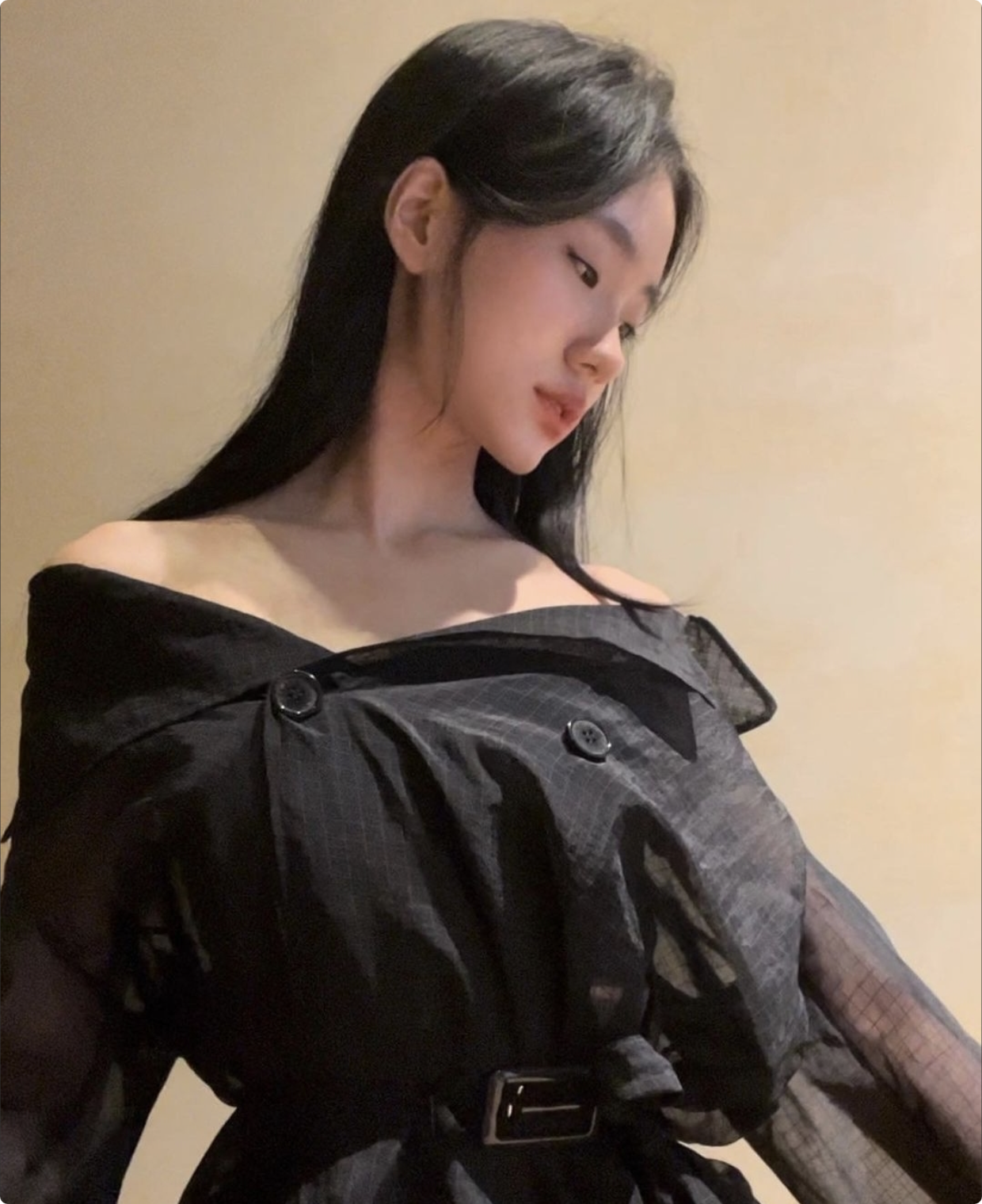 小s二女儿晒自拍，秀直角肩和小蛮腰，14岁Lilly穿扮成熟颜值获赞