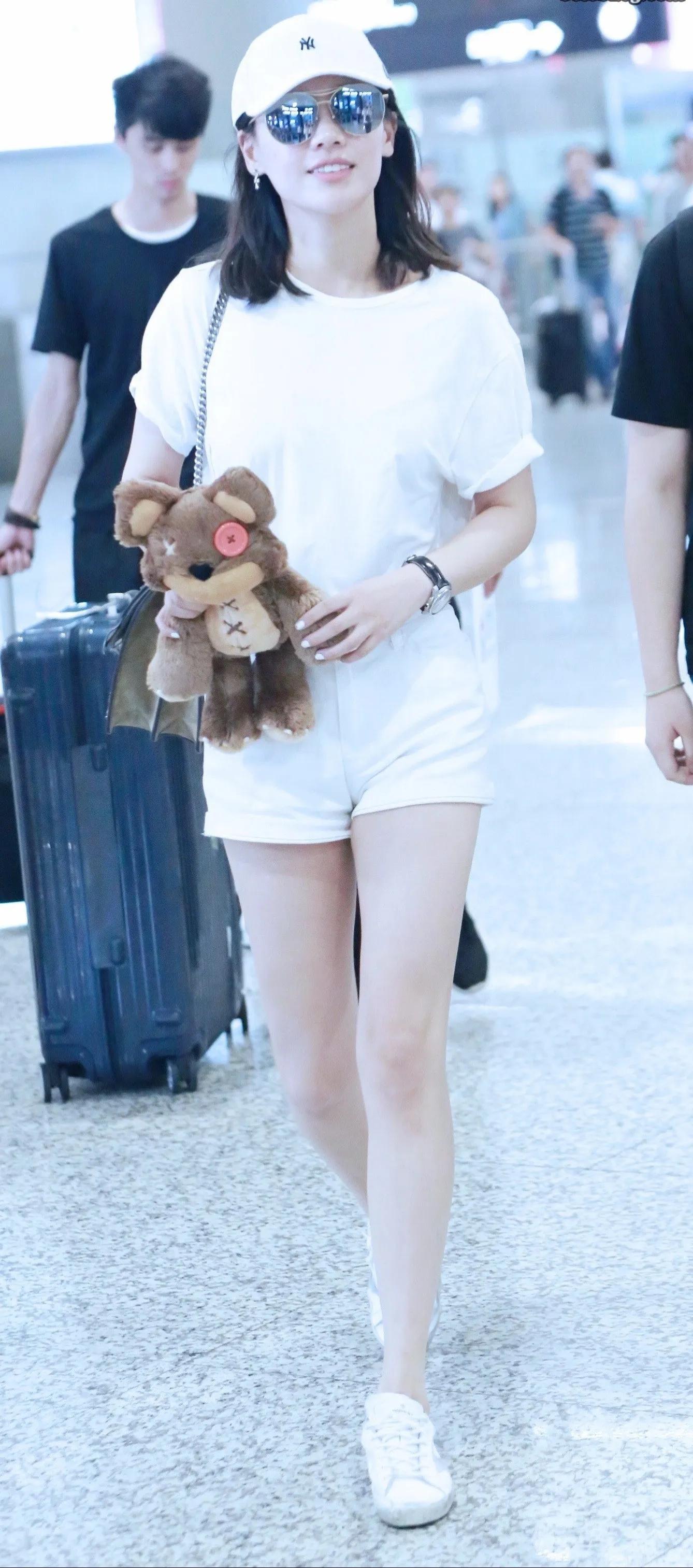 马思纯白色T恤，下穿白色短裤，脚踩小白鞋，清新甜美 