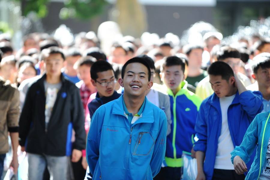 22年高考难度或“加码”，竞争变大压力增加，部分考生难上本科线