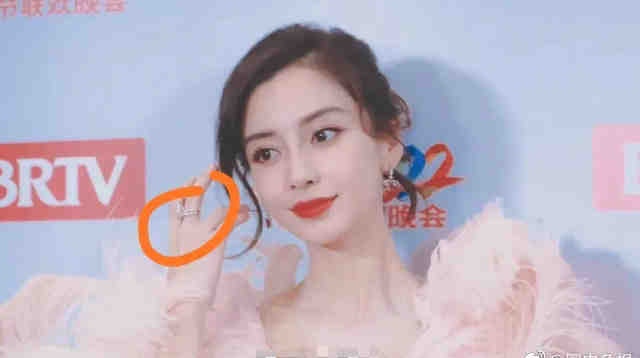 明星亲密被偷拍：马思纯捧脸亲吻，周冬雨忘拉窗帘，袁泉夏雨温馨