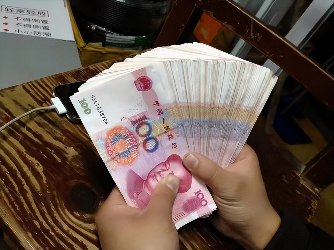 如果我们想要靠着活期存款,达到每个月有4000块钱的利息,那么我们的