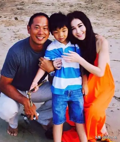 “不老女神”温碧霞与养子出游，12岁养子高大壮硕，被指太亲密