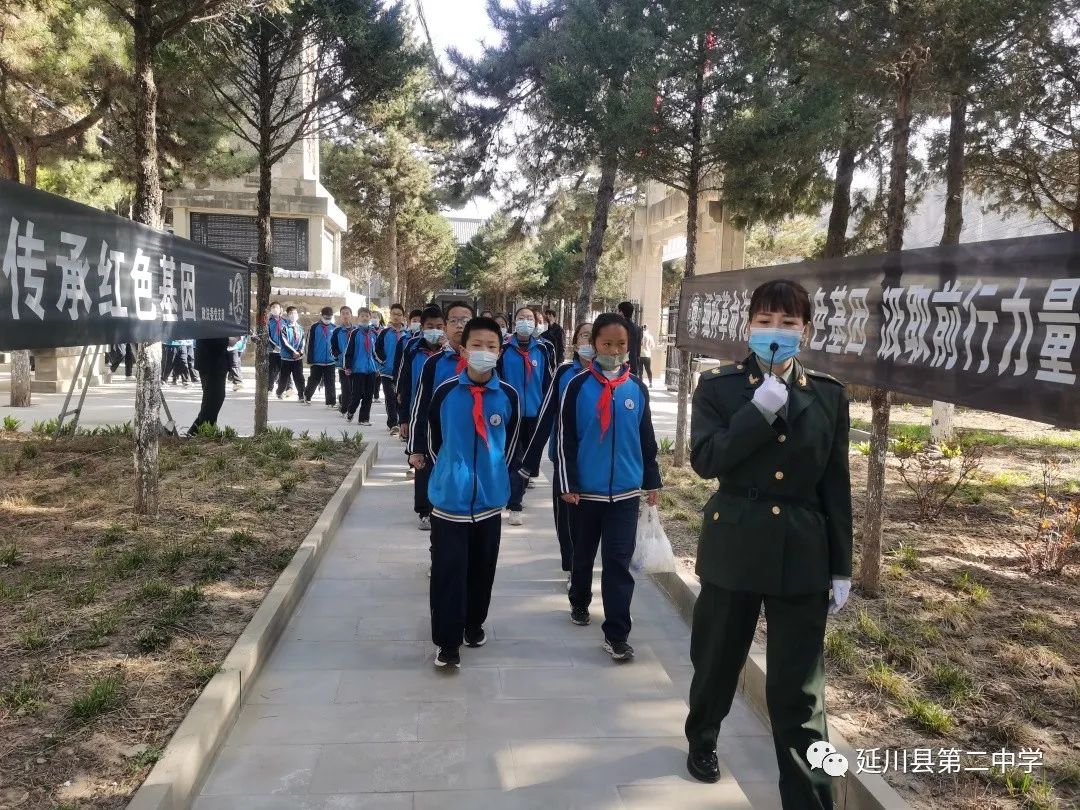 延川县第二中学清明节祭扫活动掠影(图44)