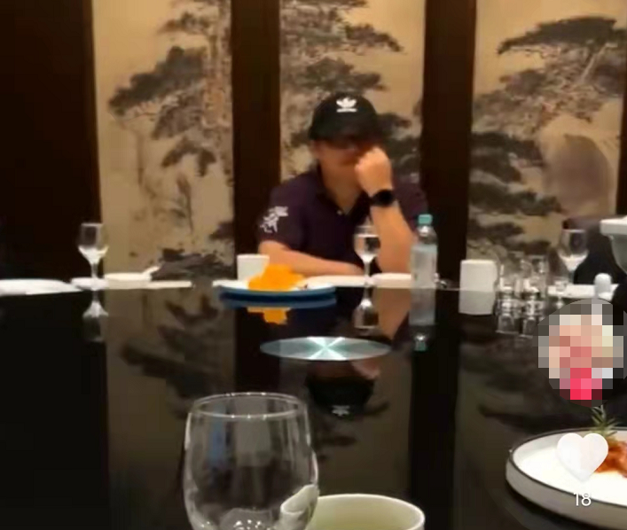 58岁刘欢现身饭局聚会被拍，身形壮硕穿戴名牌，就吃两盘菜不讲究