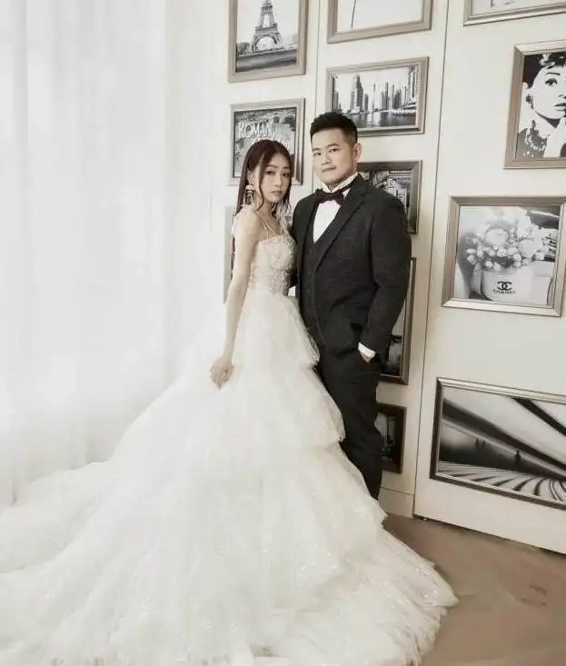 还记得“黑涩会美眉”丫头吗？为了逃离蟑螂房，她用了10年时间