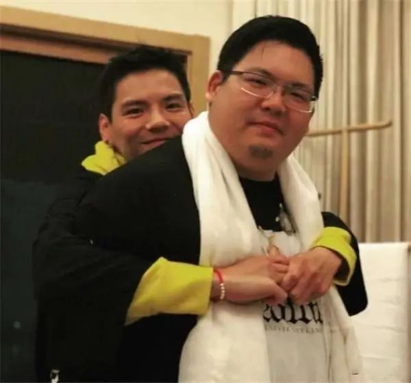 向华强花5亿力捧向佐，却把向佑送进监狱，两兄弟差距这么大