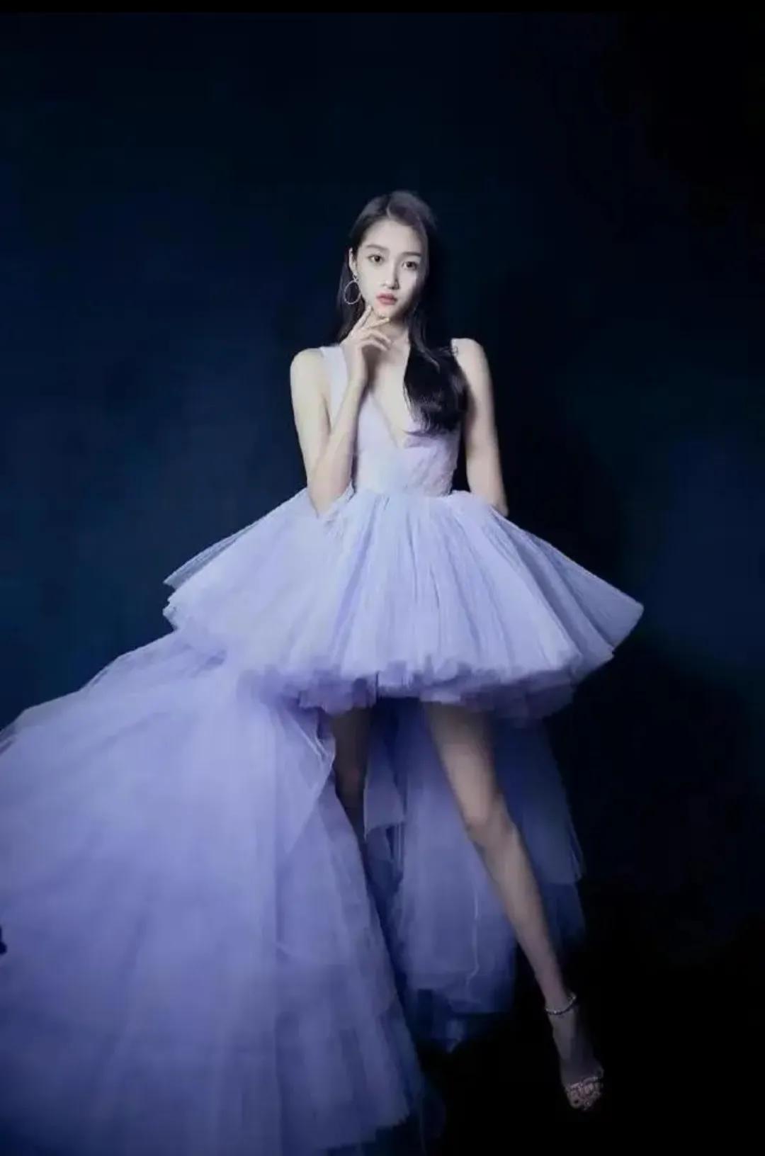 关晓彤现身，穿着太时尚。经典靓照