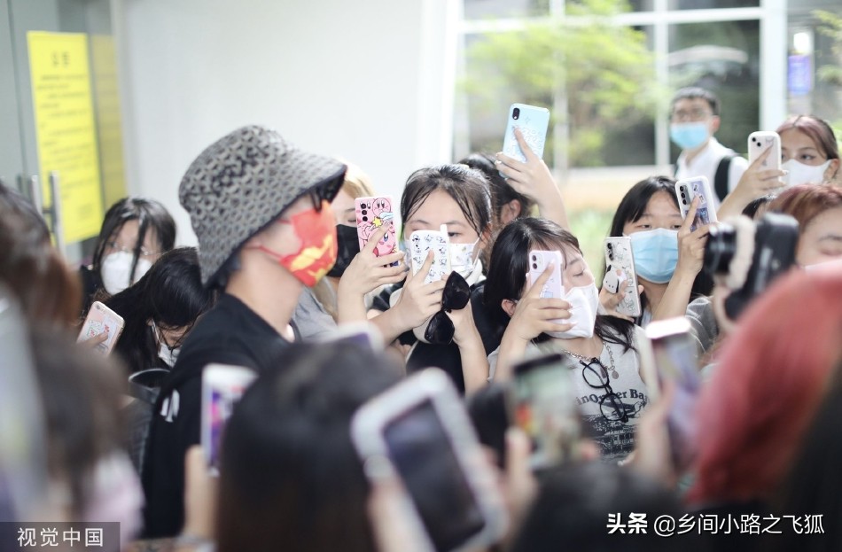张星特抵达机场获粉丝围观 戴花纹渔夫帽被淹没人群