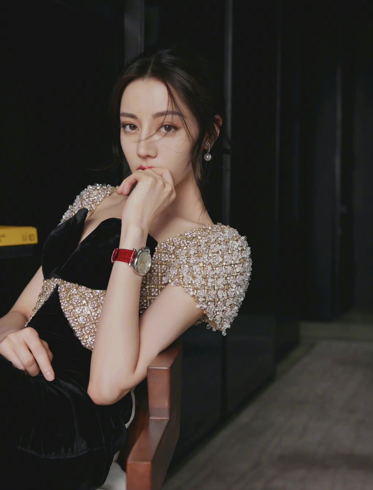 热巴最新红毯造型又封神!光脚穿黑色珠绣礼服,连脚趾头都是美的