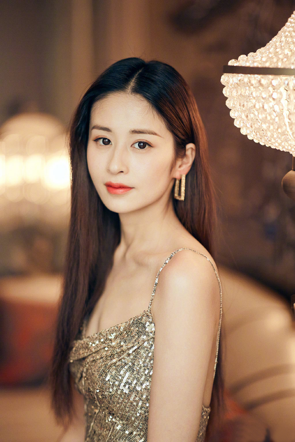 颖儿：父母为了她分居7年，她与丈夫AA制，生完孩子9天就复出拍戏