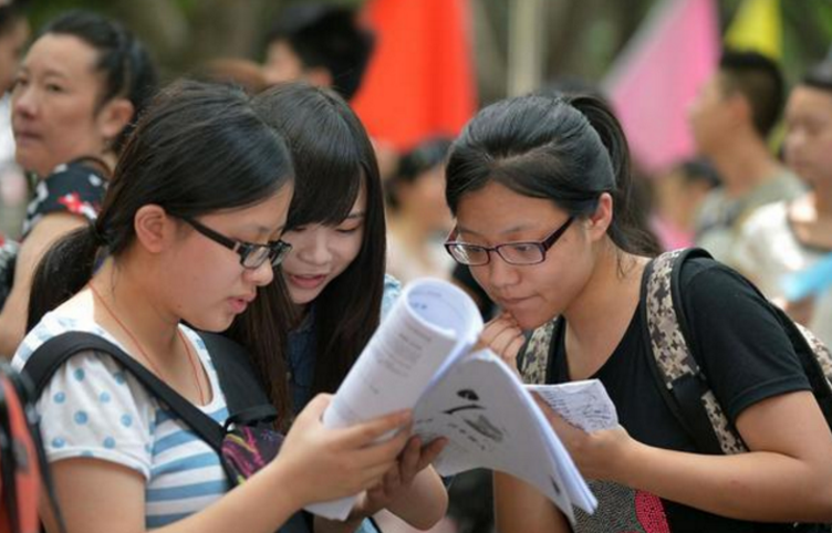 北京学校这场“成人礼”火了，堪称现实版继承者们，别人的18岁