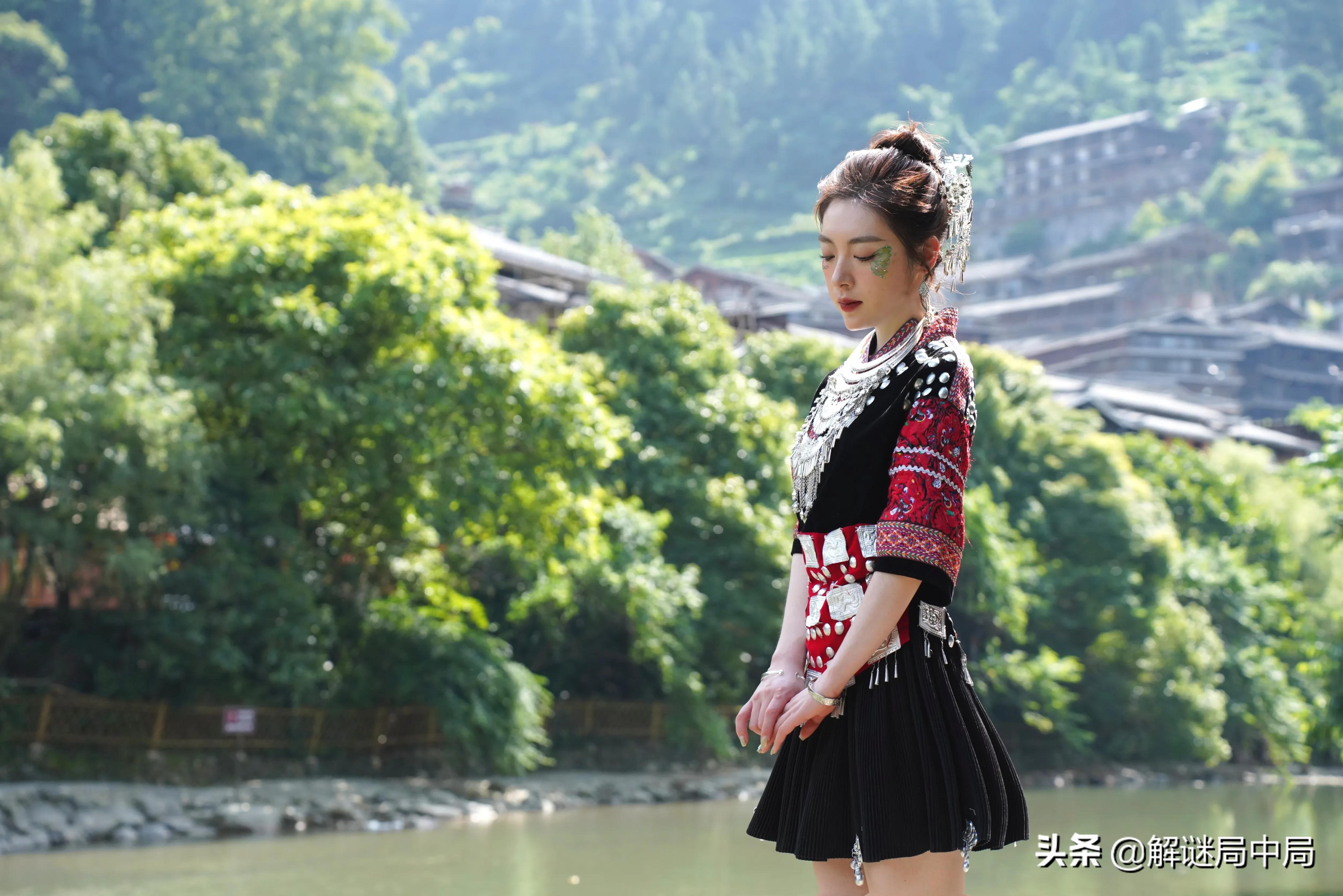 贵州女主持人苗寨游玩，精美的服饰穿在美人身上，太有文化气质了